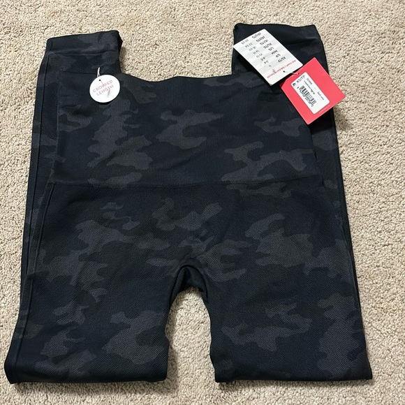 SPANX Cropped Lamn Leggings Womens Size XS Black Camo NWT - Picture 4 of 5